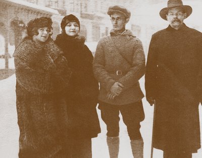 Moura Budberg zweite von links mit Maxim Gorki rechts, um 1920 von Unbekannt