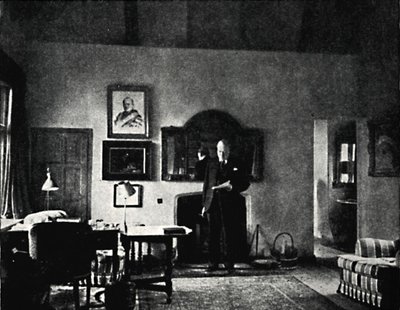Mr. Churchill in seinem Arbeitszimmer in Westerham, 1930er Jahre, 1945 von Unbekannt