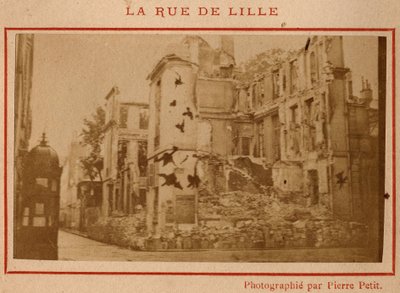 Gemeinde von Paris (1871): Blick auf die zerstörten Gebäude in der Rue de Lille in Paris im Mai 1871. Fotografie von Pierre Pepetit. Druck auf Karton, Dim. 9x5,4 cm von Unbekannt