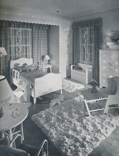 Kinderzimmer von W. & J. Sloane, mit cremefarbenen Möbeln und flauschigen weißen Teppichen auf blau gestrichenem Boden von Unbekannt
