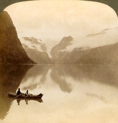 Am düsteren See Olden, zwischen wolkenverhangenen Bergen, zum Maelkevold-Gletscher, Norwegen von Unbekannt