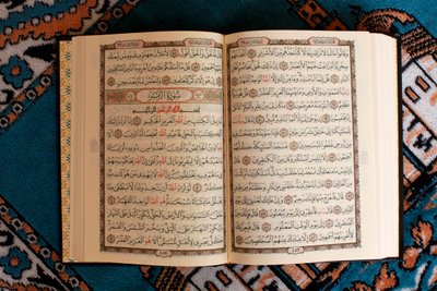 Offener Koran und Gebetsteppich, Tunesien von Unbekannt