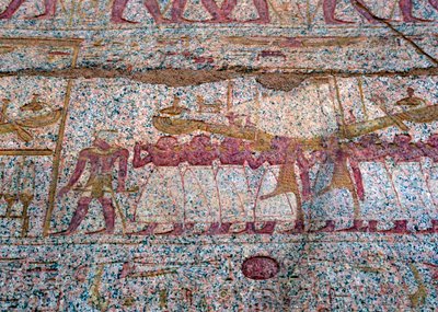 Bemaltes Relief, das ein Ra-Sonnenboot in einer Prozession zeigt, Antikes Ägypten von Unbekannt
