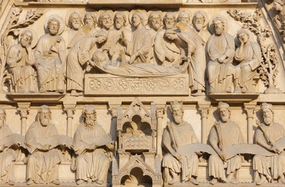 Notre-Dame-Kathedrale von Paris, Westflügel: Marientor: Maria auf ihrem Sterbebett, umgeben von Jesus und den Aposteln, Paris, Frankreich von Unbekannt