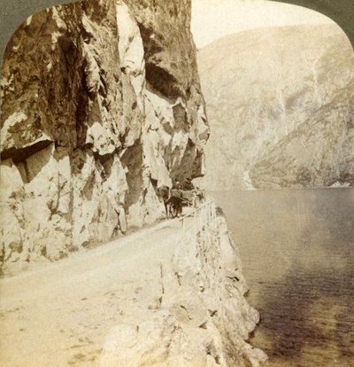 Weg durch die hohen Klippen für eine Straße um den Oifjords-See, Norwegen, 1905 von Unbekannt