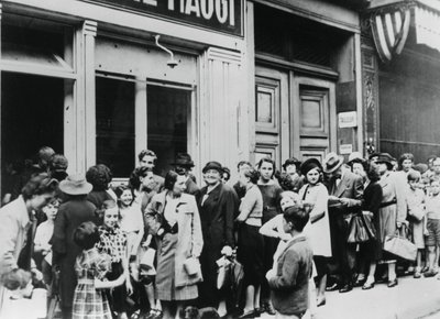 Menschen stehen vor einem Milchladen an, deutsch besetztes Paris, 26. Juli 1940 von Unbekannt