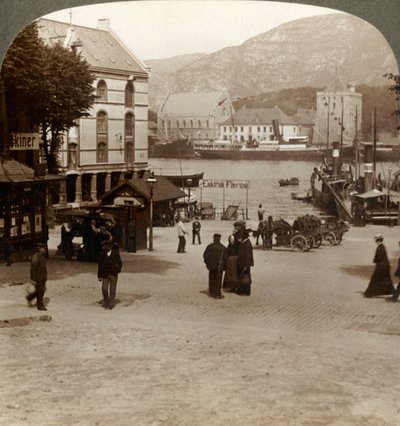 Malerische alte Festung Bergenhus, von einem Platz in der modernen Stadt, Bergen, Norwegen, 1905 von Unbekannt