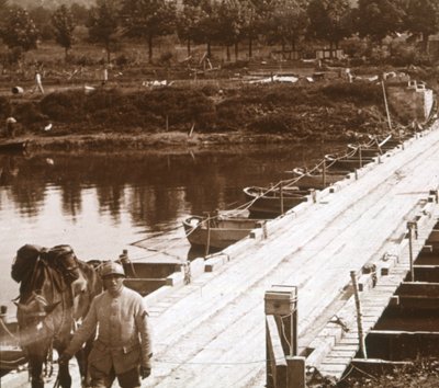 Pontoonbrücke über den Fluss Aisne bei Venizel, Aisne, Frankreich, um 1914-1918 von Unbekannt