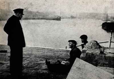 Premierminister und Männer auf der Straße, 1940er, 1945 von Unbekannt