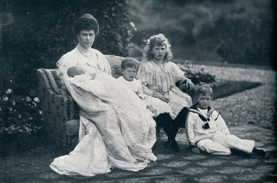 Königin Mary und vier ihrer Kinder, 1905, 1936 von Unbekannt