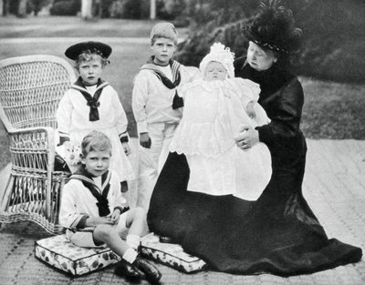 Königin Victoria mit ihren Urenkeln im Osborne House, Isle of Wight, 1900 von Unbekannt
