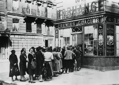 Schlange von Frauen vor einem Milchladen, deutsch besetztes Paris, 28. Juni 1940 von Unbekannt
