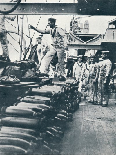 Empfang von Granaten für die Marinegeschütze auf dem Deck eines Schlachtschiffs von Unbekannt