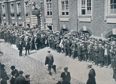 Rekruten warten vor dem Central London Recruiting Depot, 1914 von Unbekannt