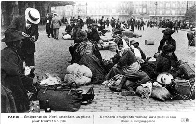 Flüchtlinge aus dem Norden warten auf einen Führer, um eine Unterkunft zu finden, Paris, Erster Weltkrieg, 1914-1918 von Unbekannt