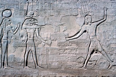 Relief des Pharaos vor Knum & Sekhmet, Tempel von Khnum, ptolemäische und römische Perioden von Unbekannt