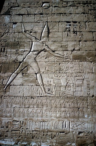 Relief von Ramses III., das Feinde erschlägt, Totentempel von Ramses III., Medinat Habu, ca. 1200 v. Chr. von Unbekannt