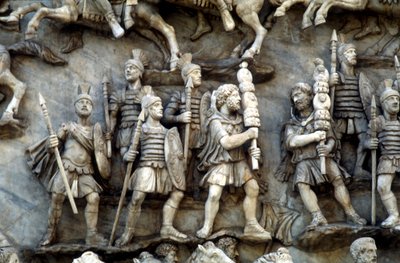 Römische Soldaten nehmen an der Decursio teil, dem rituellen Umkreisen des Scheiterhaufens, um 180-196 von Unbekannt