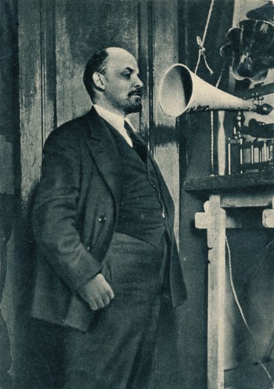 Russischer Bolschewikenführer Wladimir Lenin bei einer Radioaufnahme im Kreml, Moskau, Russland, 1919 von Unbekannt