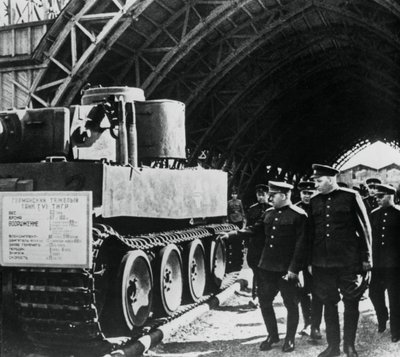 Russische Generäle inspizieren eine Ausstellung erbeuteter deutscher Waffen, Russland, 1943 von Unbekannt