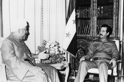 Saddam Hussein bei einem Treffen, Irak, 1986 von Unbekannt