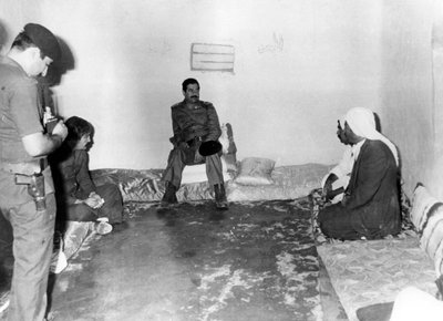 Saddam Hussein besucht ein Bauernhaus in Basra, Irak, 1987 von Unbekannt