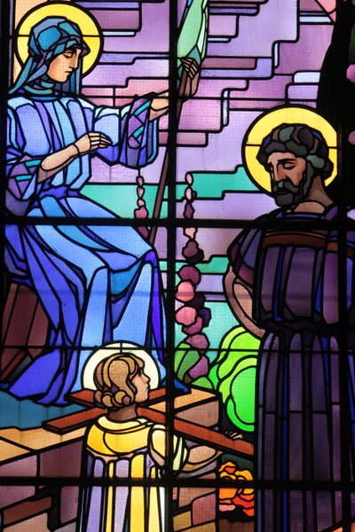 Kirche Saint-Joseph de Chedde. Heilige Familie Buntglasfenster von Raphael Lardeur, Chedde, Frankreich von Unbekannt