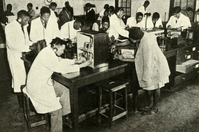 Szenen in einem einheimischen College - Studenten im Physiklabor, um 1948 von Unbekannt