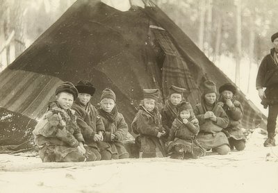 Schweden. Lappländische Kinder vor einem Zelt von Unbekannt