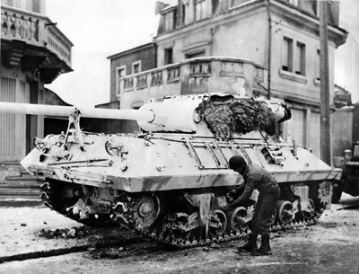 Zweiter Weltkrieg (1939-1945): Luxemburg um den 20. Dezember 1944: An der Südflanke des deutschen Vormarsches bemalte ein amerikanischer Soldat einen weißen M36-Panzer, um sich an die Wetterbedingungen anzupassen von Unbekannt