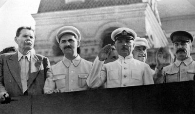 Senioren der Sowjetunion auf der Tribüne des Lenin-Mausoleums, Roter Platz, Moskau, UdSSR, 1931 von Unbekannt