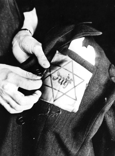 Das Nähen des gelben Sterns zur Identifizierung eines Juden auf eine Jacke, deutsch besetztes Paris, 1942 von Unbekannt