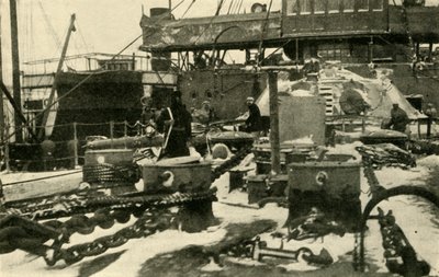 Schiff versorgt Kohle unter eisigen Bedingungen, Erster Weltkrieg, 1914, um 1920 von Unbekannt