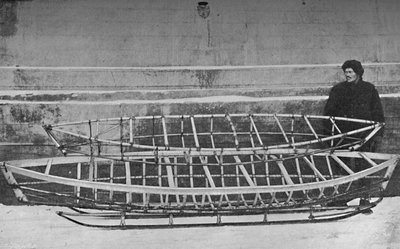 Skelette eines Einmann-Kajaks aus Bambus und eines Doppelkajaks, liegend auf einem Handschlitten, 1894, 1897 von Unbekannt