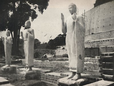 Steinstatuen vor der in Wiederherstellung befindlichen Ruwanwali-Dagoba, Anuradhapura, 1926 von Unbekannt