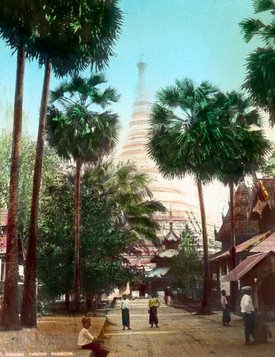 Straße in Richtung Shwedagon-Pagode, Rangun, Birma, spätes 19. oder frühes 20. Jahrhundert von Unbekannt