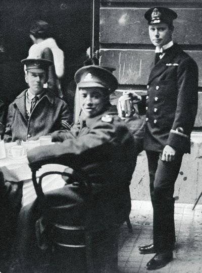 Unterleutnant Prinz Albert serviert Tee an verwundete Soldaten im Buckingham Palace, 1916 von Unbekannt