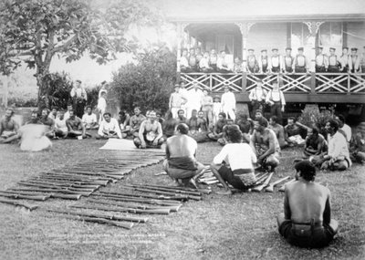 Tamasese verteilt Waffen, Apia, Samoa, 1899 von Unbekannt