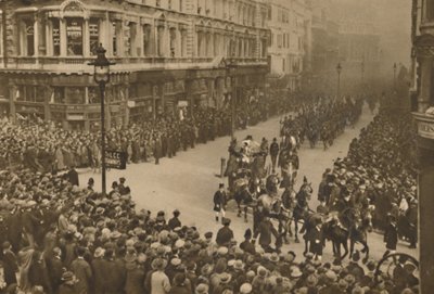 Die Stadtlinien Queen Victoria Street, um den neuen Lord Mayor und seine Prozession zu sehen, ca. 1935 von Unbekannt