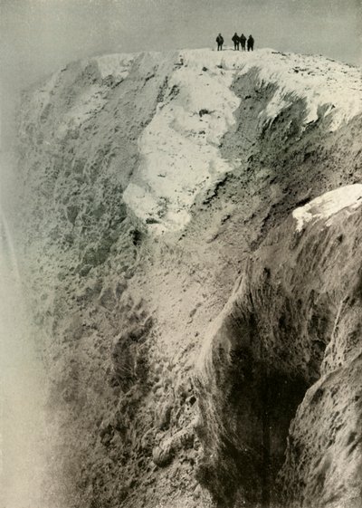 Der Krater des Erebus, 900 Fuß tief und eine halbe Meile breit, 1908, 1909 von Unbekannt