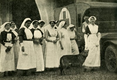 Die Herzogin von Westminster mit Krankenschwestern, Le Touquet, Erster Weltkrieg, 1914, um 1920 von Unbekannt