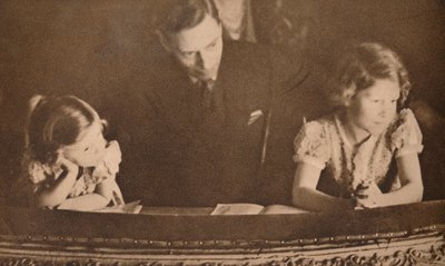 Der Herzog von York und die Prinzessinnen Elizabeth und Margaret beim Pantomime, 6. Februar 1935 von Unbekannt