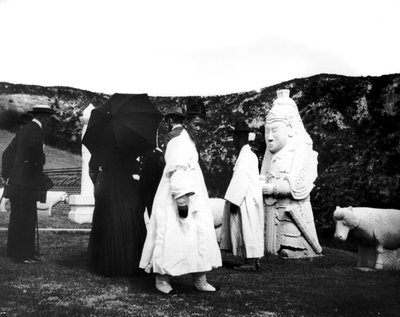 Der Kaiser von Japan besucht ein Grab, Korea, 1900 von Unbekannt