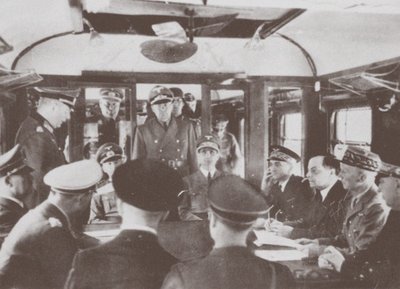 Die deutschen und französischen Delegationen in einem Eisenbahnwaggon in Compiègne zur Unterzeichnung der Kapitulation Frankreichs von Unbekannt