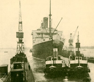 Die Majestic fährt in das Trockendock, gezogen von Schleppern, ca. 1930 von Unbekannt