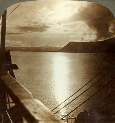 Die Mitternachtssonne im Juli über den Klippen von Spitzbergen und der Arktischen Ozean, ca. 1905 von Unbekannt