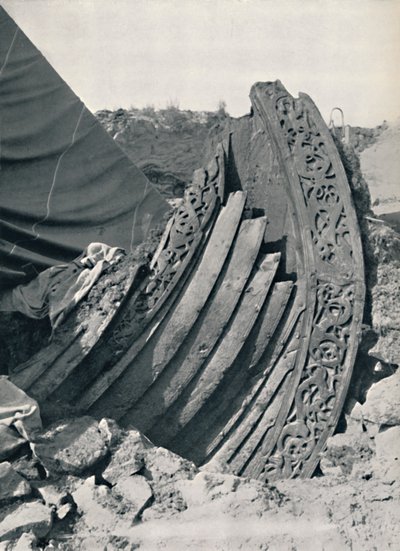 Das Oseberg-Schiff im Hügel, zeigt die Schnitzerei am Bug und Geländer, 1935 von Unbekannt