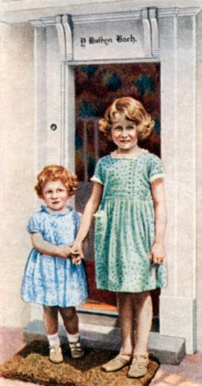 Die Prinzessinnen Elizabeth und Margaret Rose an der Tür des Kleinen Hauses, 1933, um 1935 von Unbekannt