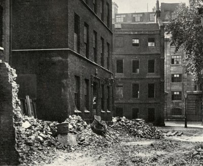 Der Standort des Tors von Fetter Lane und die verfallenen Häuser, die auf den Abriss warten, 1934 von Unbekannt