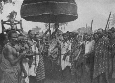 Der unterworfene König von Akim auf seinem Staatssessel, 1902 von Unbekannt